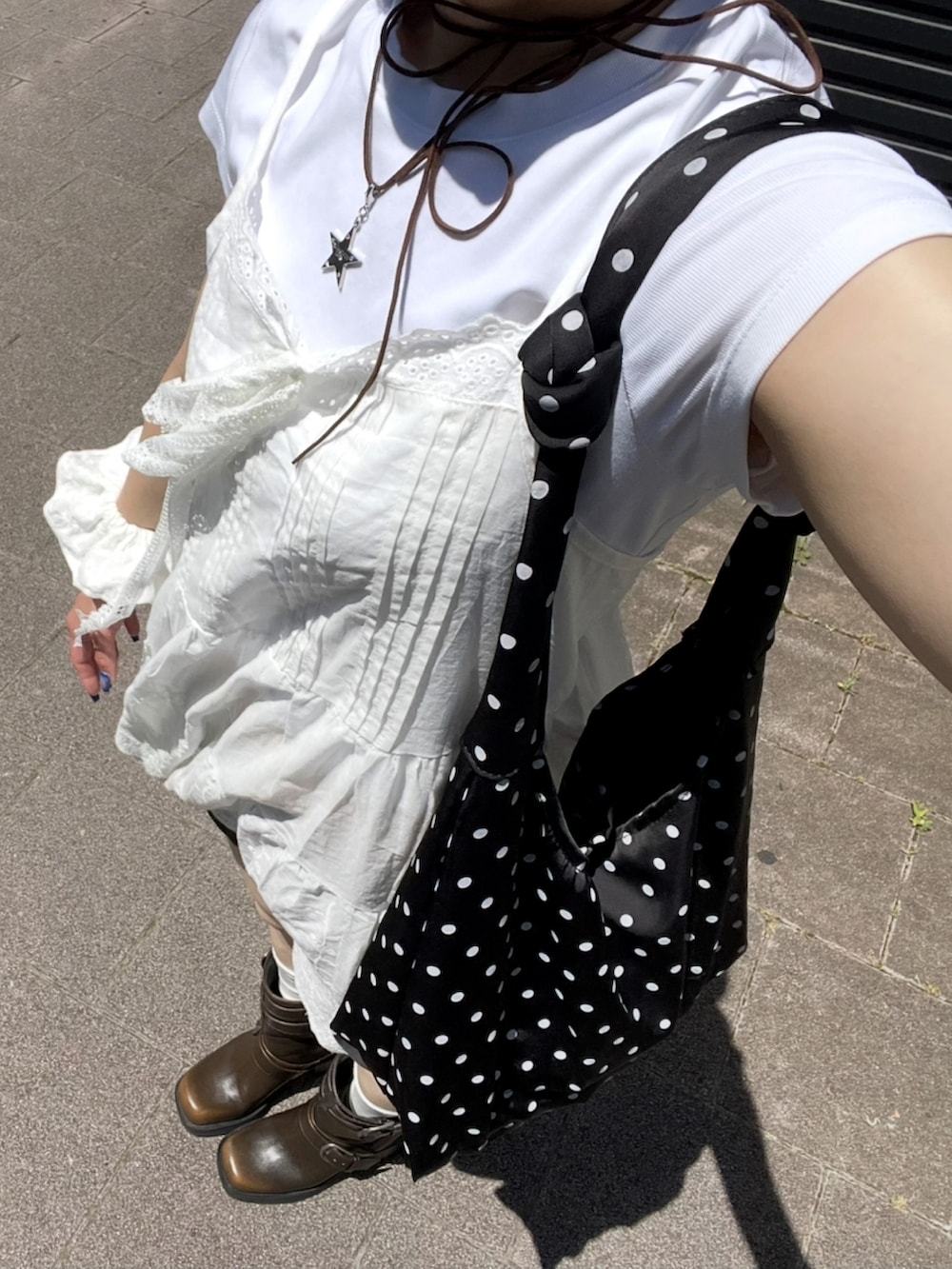 ブラウン系のブーツ、ホワイト系のTシャツ/カットソー、ホワイト系のチュニックを着用したレディースの春コーディネートの2枚目の写真