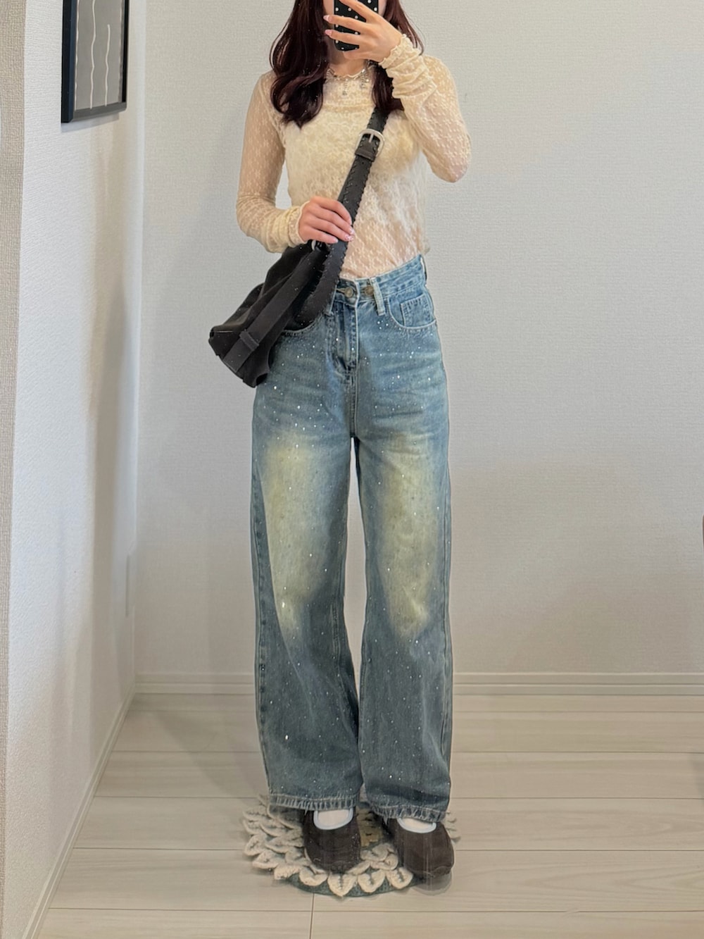 ブルー系のデニムパンツ、ベージュ系のTシャツ/カットソー、ホワイト系のトップスを着用したレディースの夏コーディネートの2枚目の写真