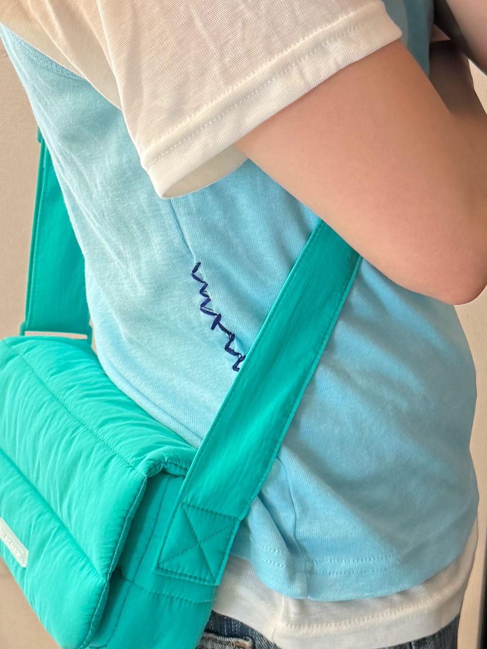 ブルー系のタンクトップ、ホワイト系のTシャツ/カットソー、ブラック系のサンダルを着用したレディースの夏コーディネートの4枚目の写真