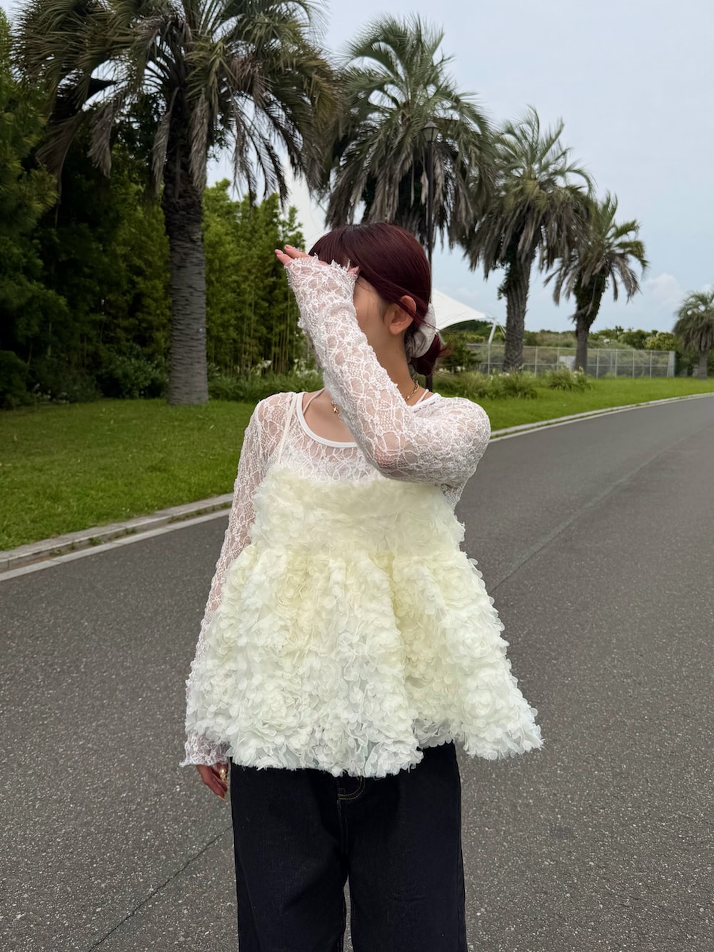 ブラック系のデニムパンツ、ピンク系のスニーカー、ピンク系のバッグを着用したレディースの夏コーディネートの2枚目の写真