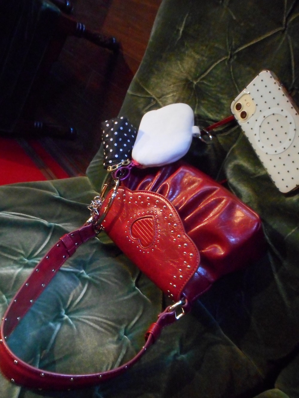 ブルー系のデニムパンツ、ブラック系のパンプス、ブラック系のスカートを着用したレディースの冬コーディネートの5枚目の写真