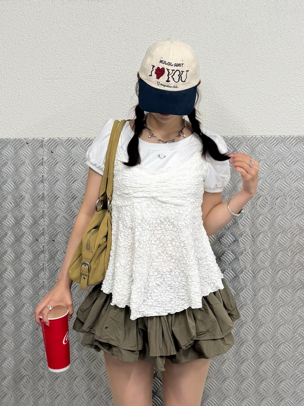 ホワイト系のワンピース/ドレス、グリーン系のスカート、その他のバッグを着用したレディースの夏コーディネートの2枚目の写真
