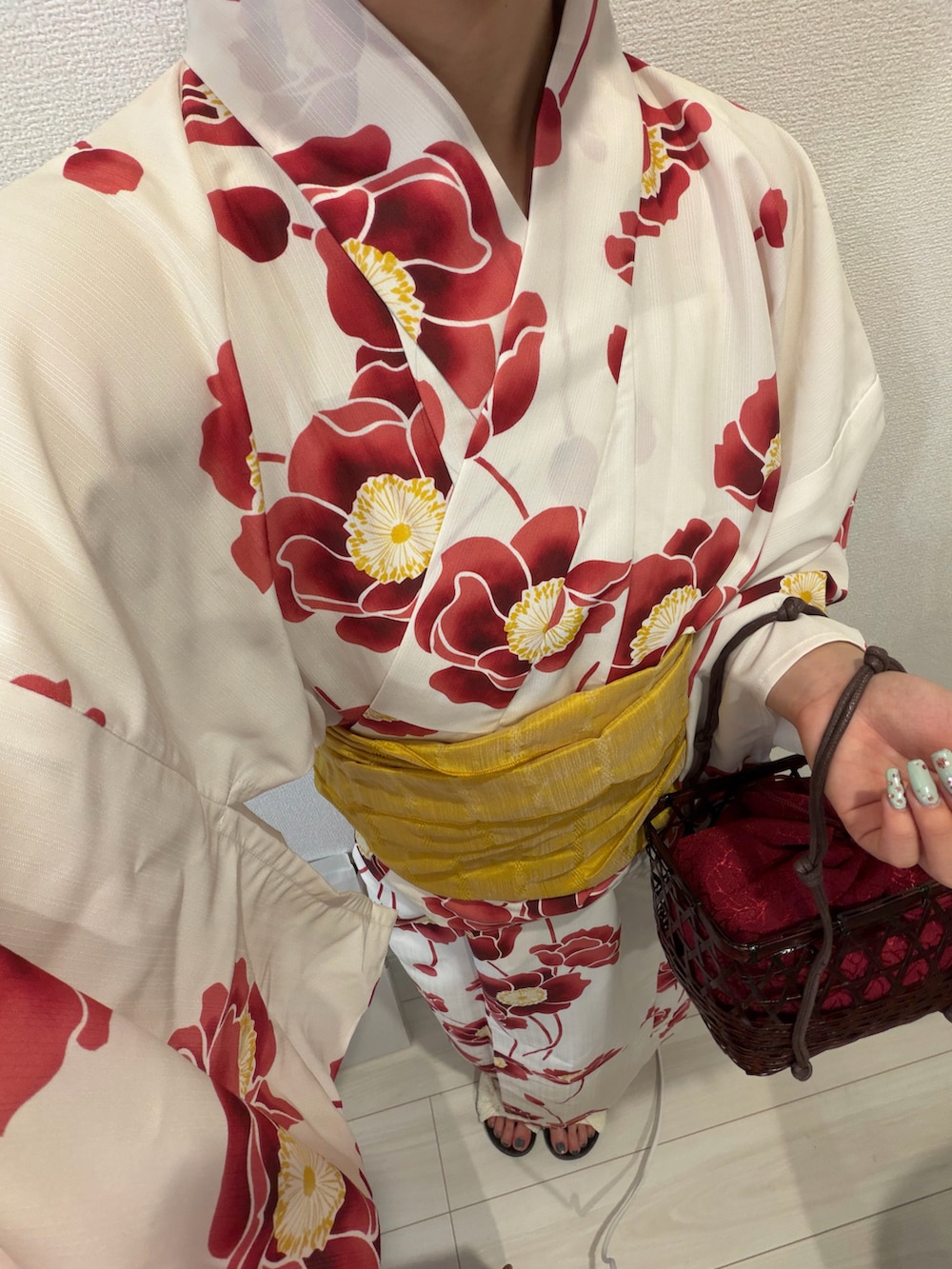 レッド系の浴衣、イエロー系の和装小物、ホワイト系の和装小物を着用したレディースの夏コーディネートの2枚目の写真
