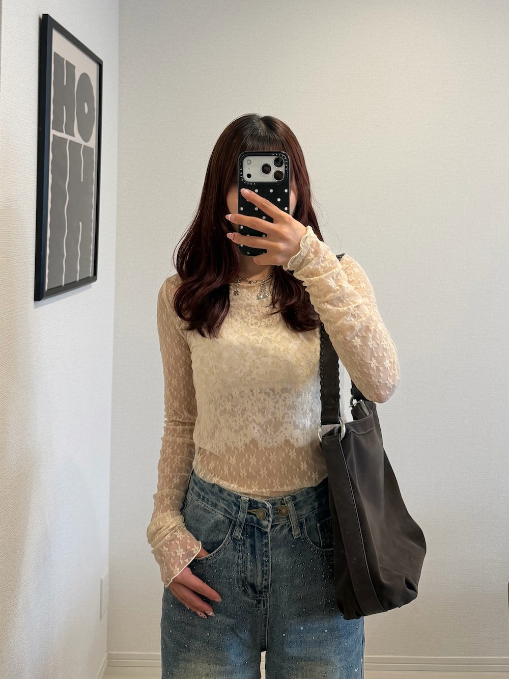 ブルー系のデニムパンツ、ベージュ系のTシャツ/カットソー、ホワイト系のトップスを着用したレディースの夏コーディネートの5枚目の写真