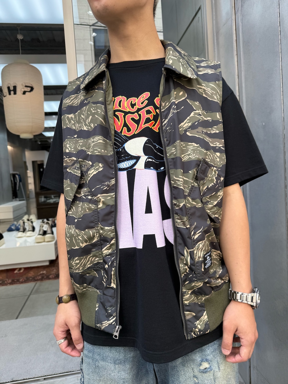 その他のミリタリージャケット、ブラック系のTシャツ/カットソー、ブルー系のデニムパンツを着用したメンズの夏コーディネートの4枚目の写真