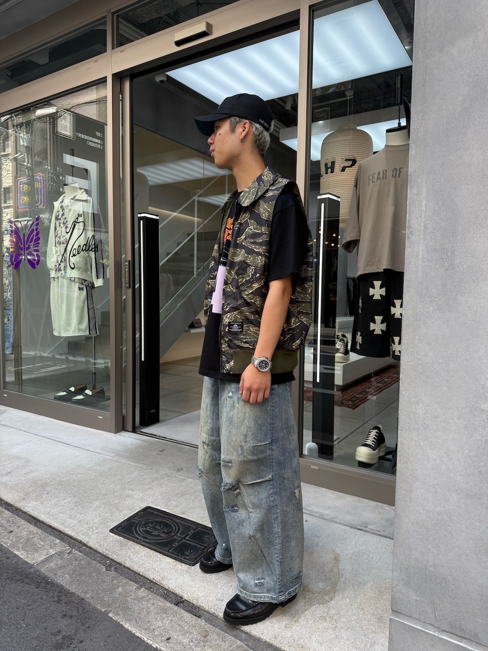 その他のミリタリージャケット、ブラック系のTシャツ/カットソー、ブルー系のデニムパンツを着用したメンズの夏コーディネートの6枚目の写真