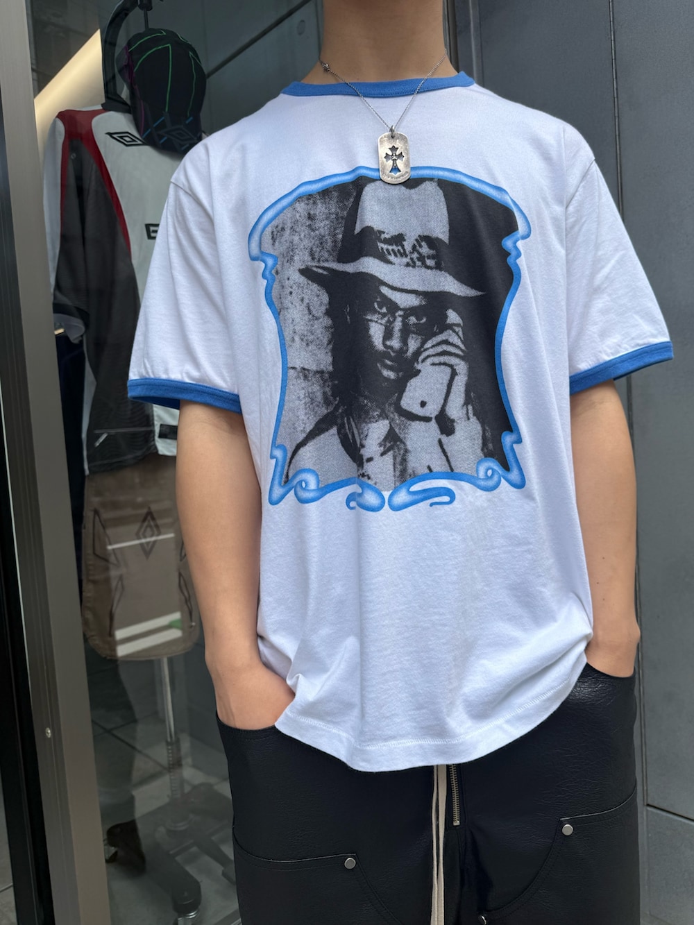 ブラック系のその他パンツ、ホワイト系のTシャツ/カットソーを着用したメンズの夏コーディネートの4枚目の写真
