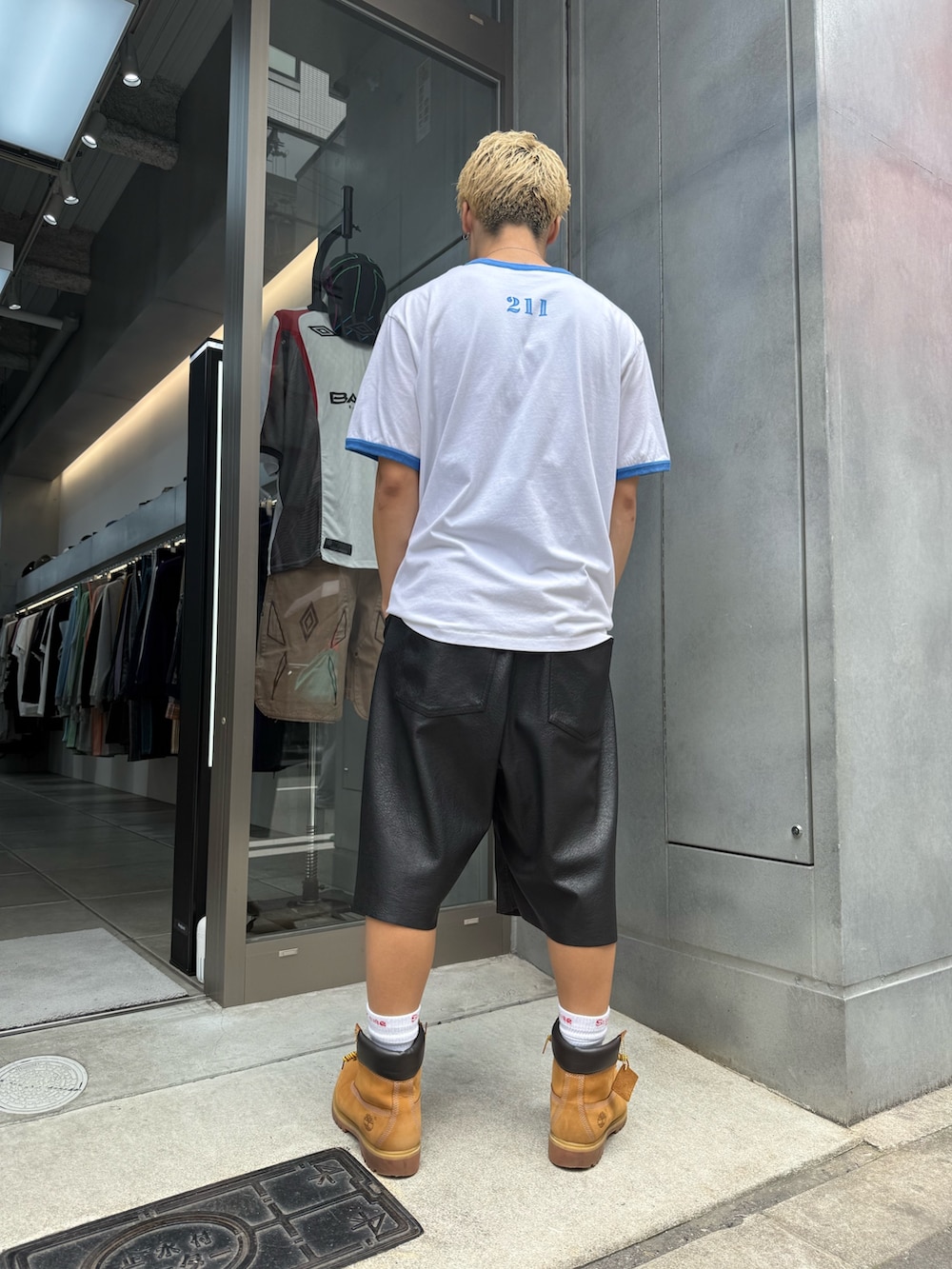 ブラック系のその他パンツ、ホワイト系のTシャツ/カットソーを着用したメンズの夏コーディネートの3枚目の写真