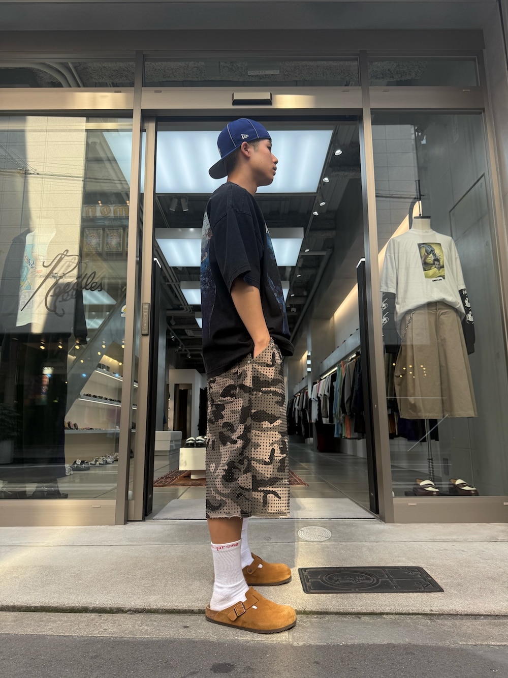 ブラック系のTシャツ/カットソー、その他のその他パンツを着用したメンズの夏コーディネートの2枚目の写真
