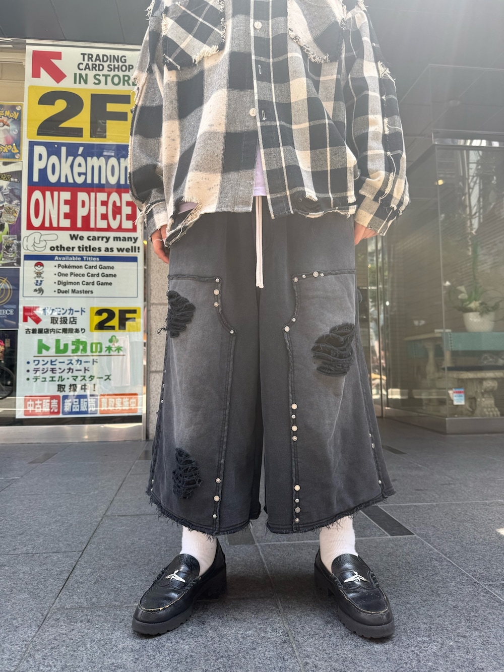 ホワイト系のシャツ/ブラウス、ブラック系のスウェットパンツを着用したメンズの夏コーディネートの5枚目の写真