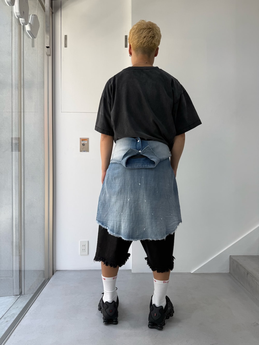 ブラック系のTシャツ/カットソー、ブルー系のシャツ/ブラウス、ブラック系のその他パンツを着用したメンズの夏コーディネートの3枚目の写真