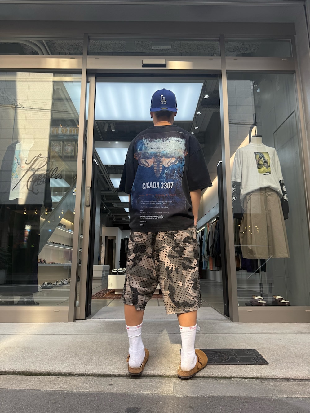 ブラック系のTシャツ/カットソー、その他のその他パンツを着用したメンズの夏コーディネートの3枚目の写真