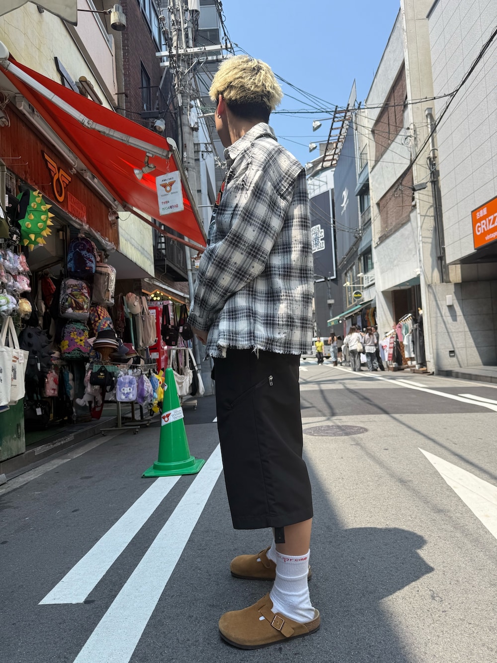 ブラック系のその他パンツ、ブラック系のTシャツ/カットソー、ホワイト系のシャツ/ブラウスを着用したメンズの夏コーディネートの2枚目の写真