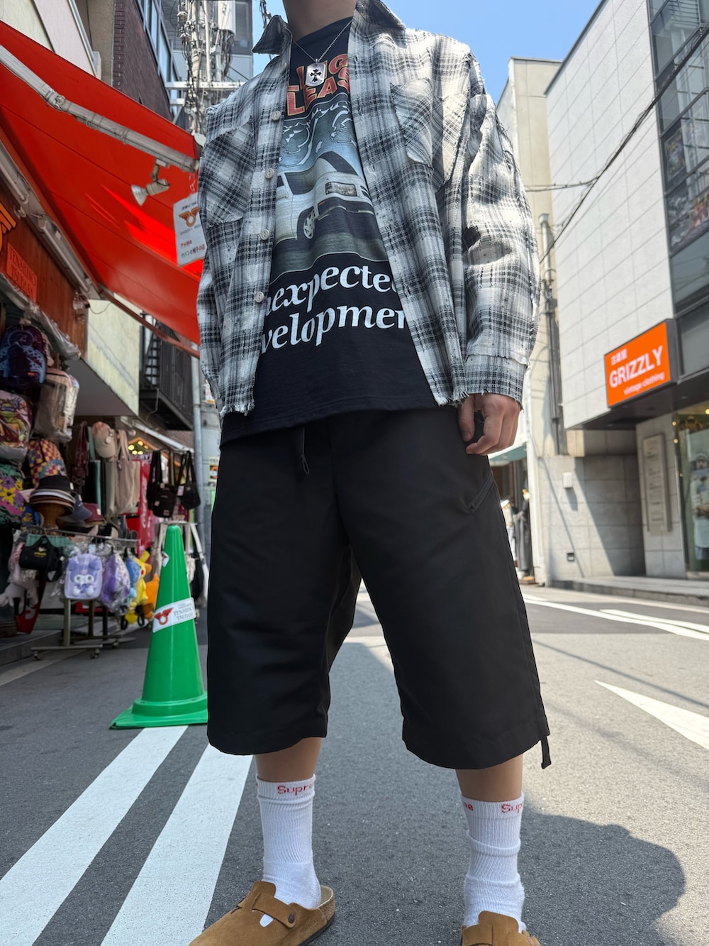 ブラック系のその他パンツ、ブラック系のTシャツ/カットソー、ホワイト系のシャツ/ブラウスを着用したメンズの夏コーディネートの5枚目の写真