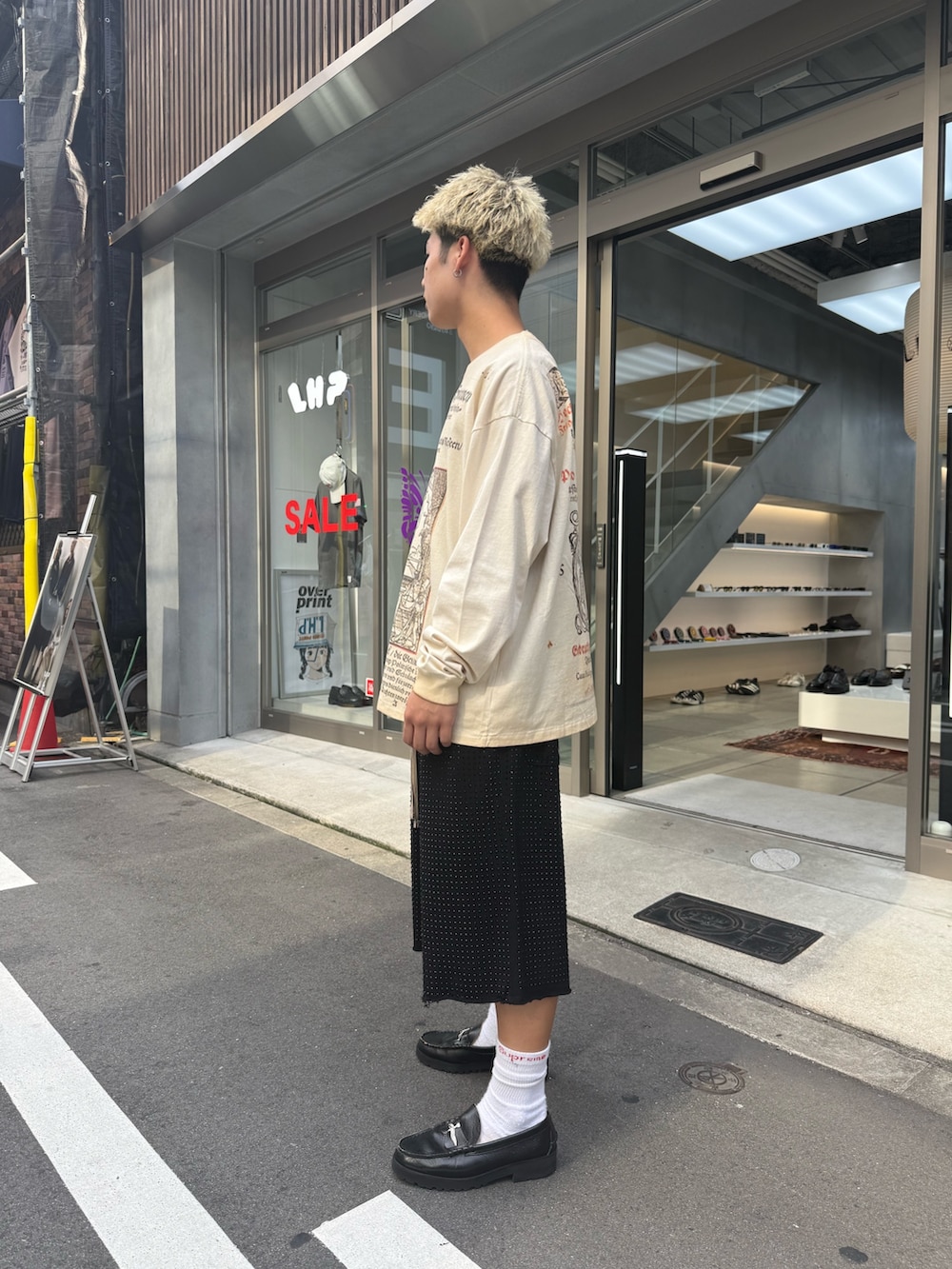 ベージュ系のTシャツ/カットソー、ブラック系のスウェットパンツを着用したメンズの夏コーディネートの6枚目の写真