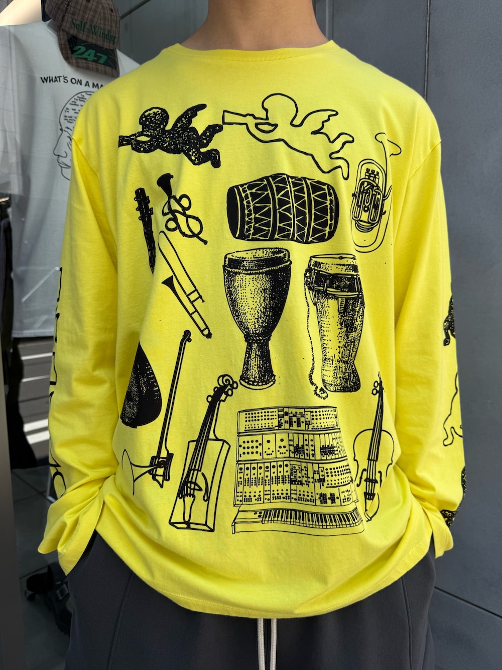 イエロー系のTシャツ/カットソー、グレー系のカーゴパンツ、ブラック系のローファーを着用したメンズの夏コーディネートの4枚目の写真