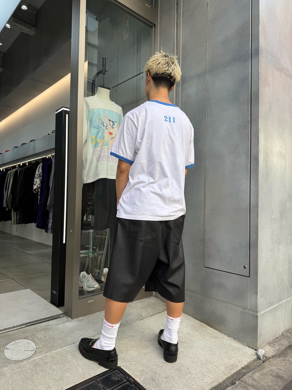 ホワイト系のTシャツ/カットソー、ブラック系のその他パンツ、ブラック系のローファーを着用したメンズの夏コーディネートの3枚目の写真