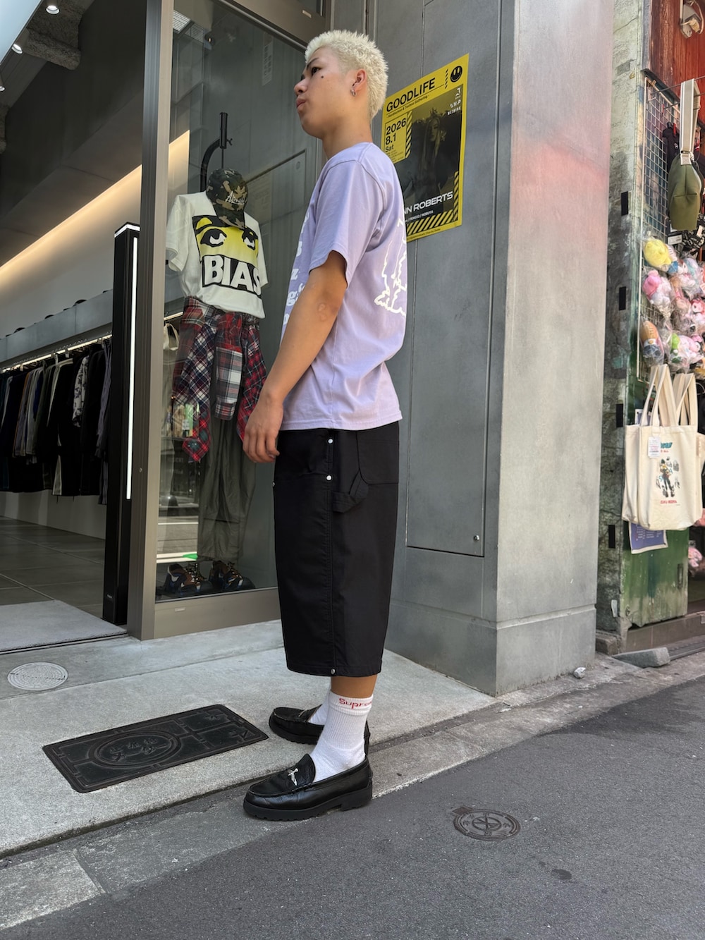 パープル系のTシャツ/カットソー、ブラック系のその他パンツ、ブラック系のローファーを着用したメンズの夏コーディネートの2枚目の写真