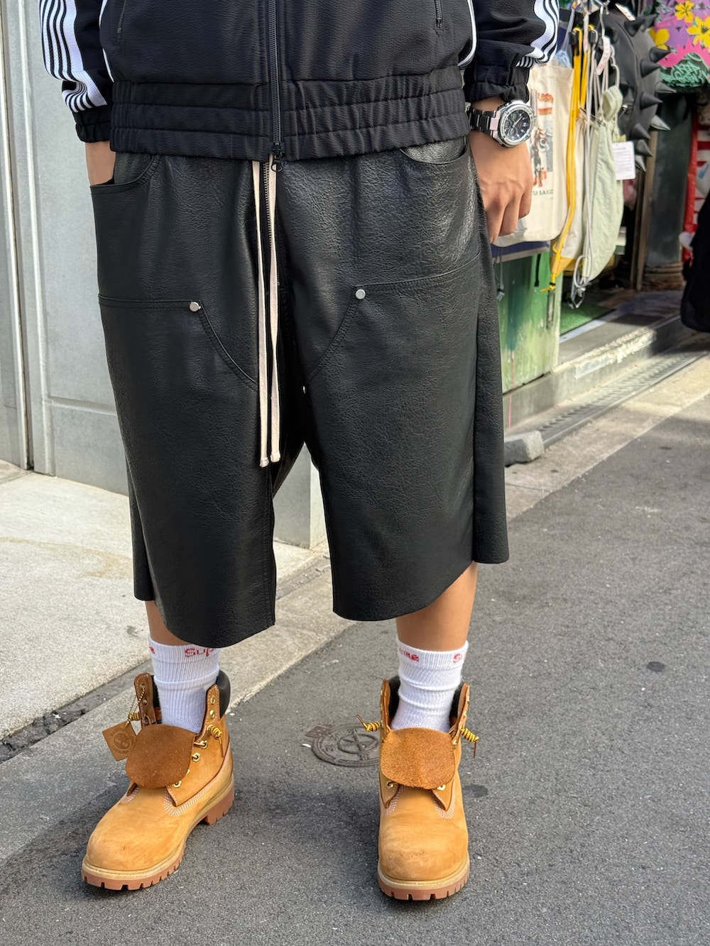 ブラック系のジャケット/アウター、ブラック系のその他パンツ、ブラック系のキャップを着用したメンズの夏コーディネートの4枚目の写真