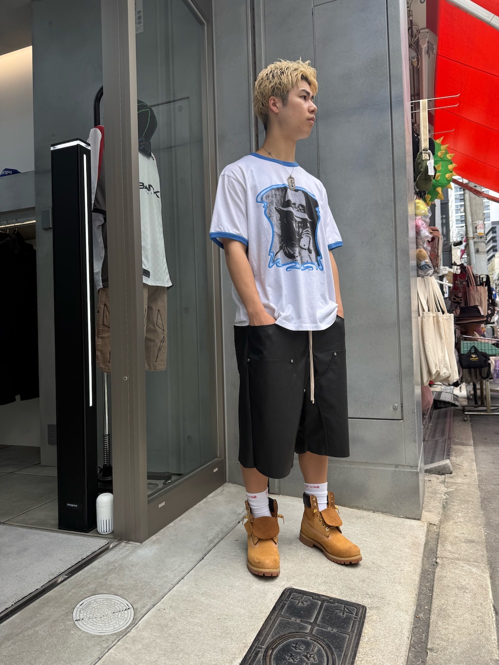 ブラック系のその他パンツ、ホワイト系のTシャツ/カットソーを着用したメンズの夏コーディネートの6枚目の写真
