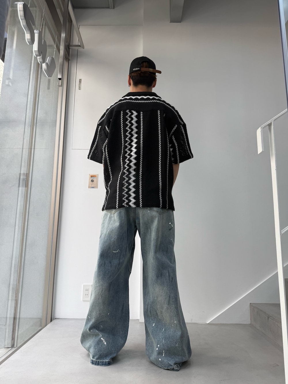 ブラック系のシャツ/ブラウス、ブルー系のデニムパンツを着用したメンズの春コーディネートの3枚目の写真