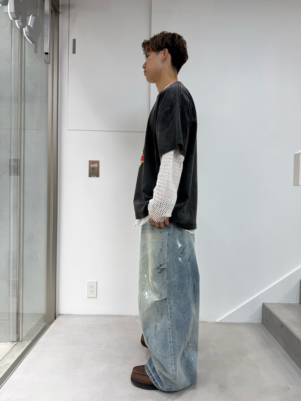 ブラック系のTシャツ/カットソー、ホワイト系のTシャツ/カットソー、ブルー系のデニムパンツを着用したメンズの春コーディネートの2枚目の写真