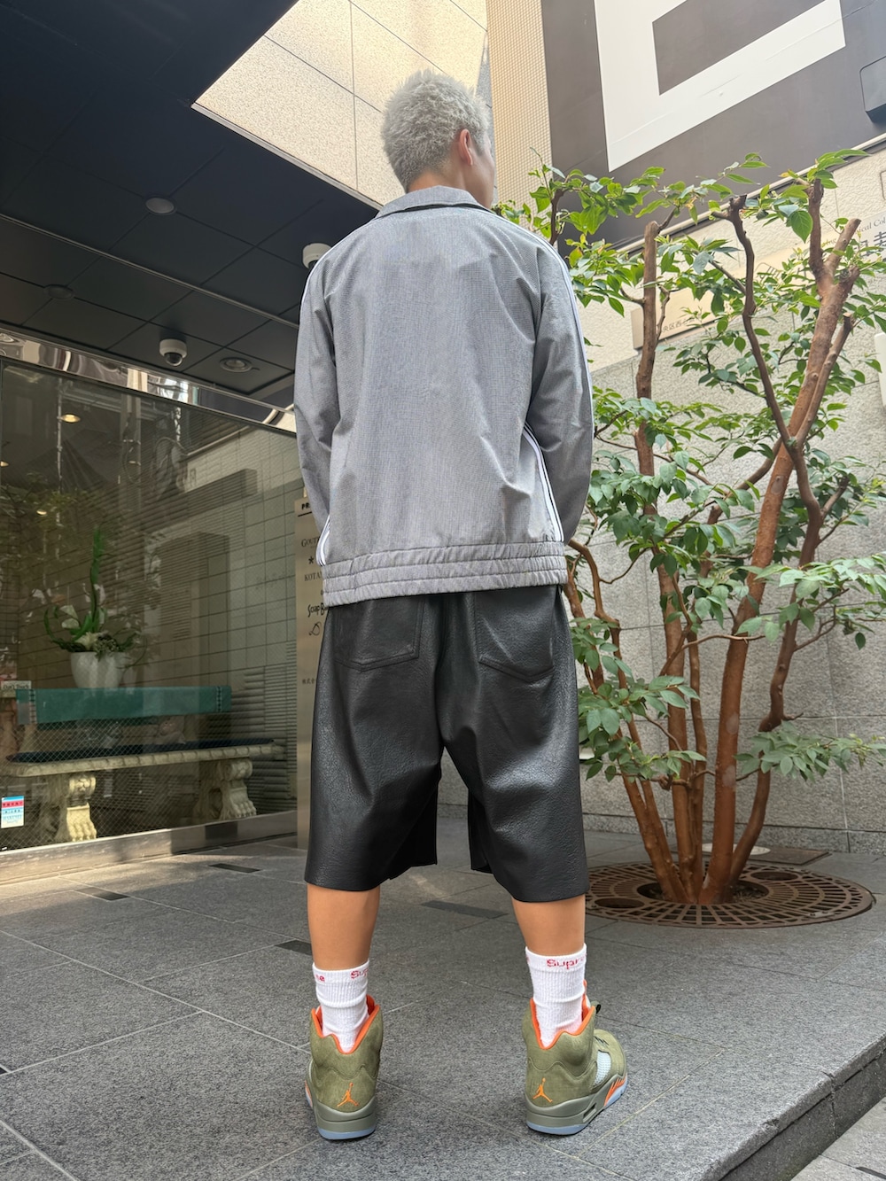 ブラック系のその他パンツ、その他のブルゾン、ホワイト系のTシャツ/カットソーを着用したメンズの夏コーディネートの3枚目の写真