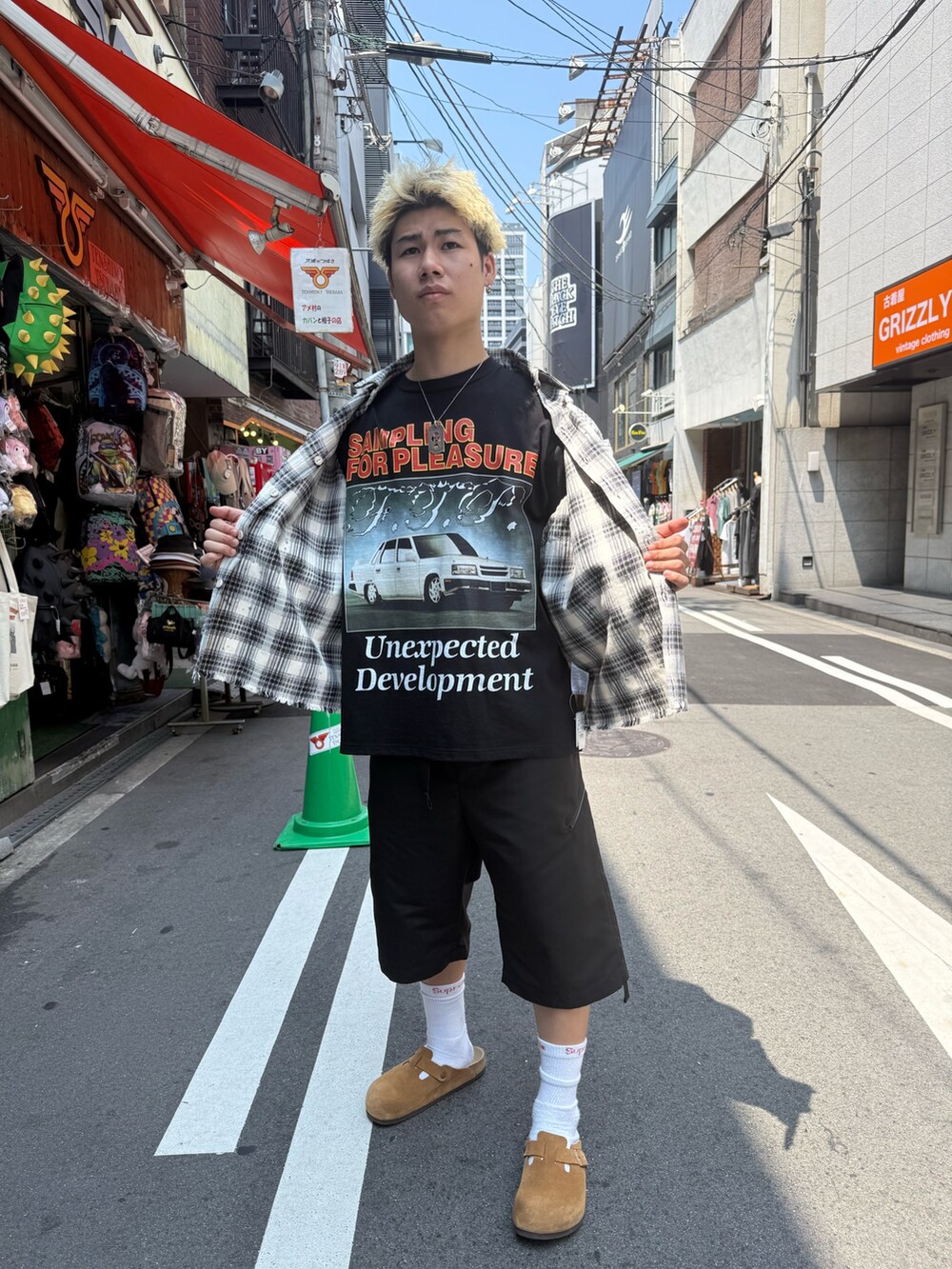 ブラック系のその他パンツ、ブラック系のTシャツ/カットソー、ホワイト系のシャツ/ブラウスを着用したメンズの夏コーディネートの6枚目の写真
