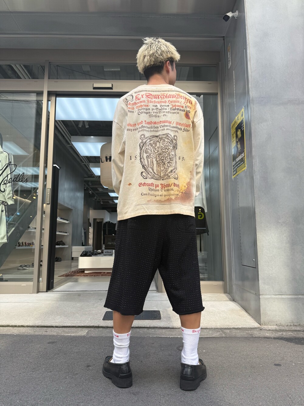 ベージュ系のTシャツ/カットソー、ブラック系のスウェットパンツを着用したメンズの夏コーディネートの3枚目の写真