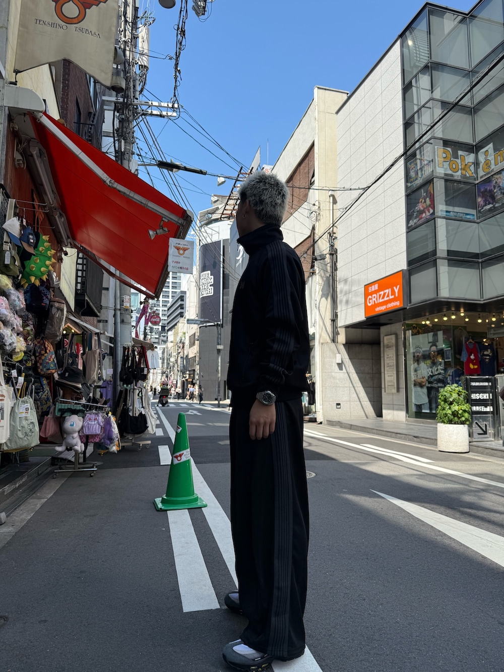 ブラック系のジャケット/アウター、ブラック系のパンツを着用したメンズの秋コーディネートの2枚目の写真