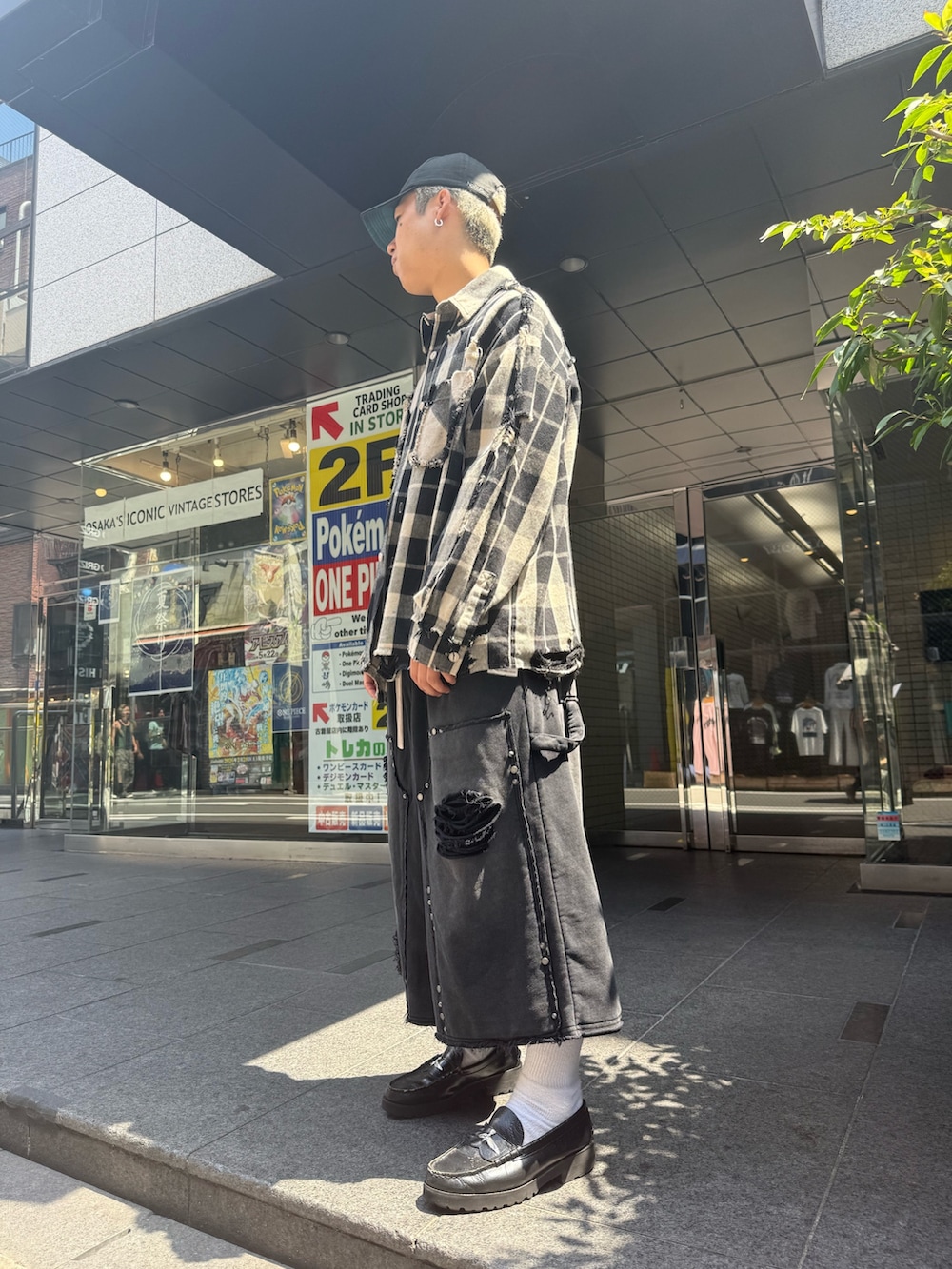 ホワイト系のシャツ/ブラウス、ブラック系のスウェットパンツを着用したメンズの夏コーディネートの6枚目の写真