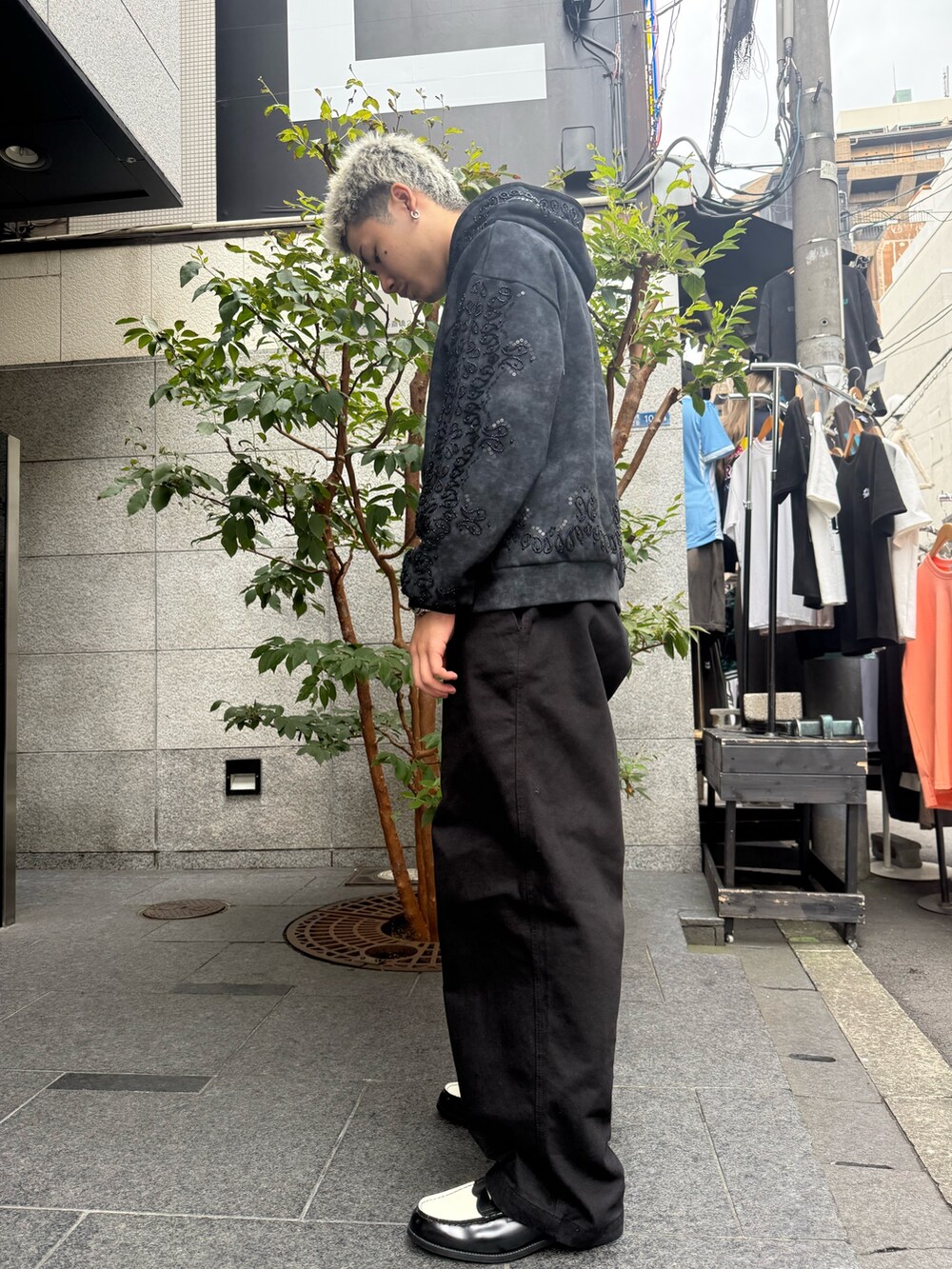 ブラック系のパーカー、ホワイト系のローファーを着用したメンズの秋コーディネートの2枚目の写真