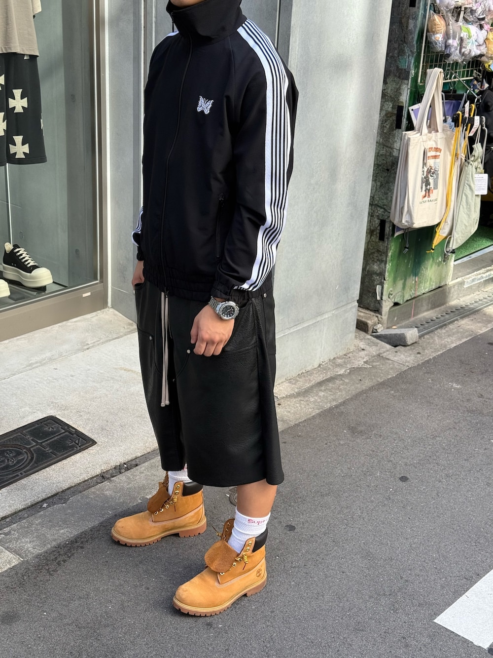 ブラック系のジャケット/アウター、ブラック系のその他パンツ、ブラック系のキャップを着用したメンズの夏コーディネートの6枚目の写真