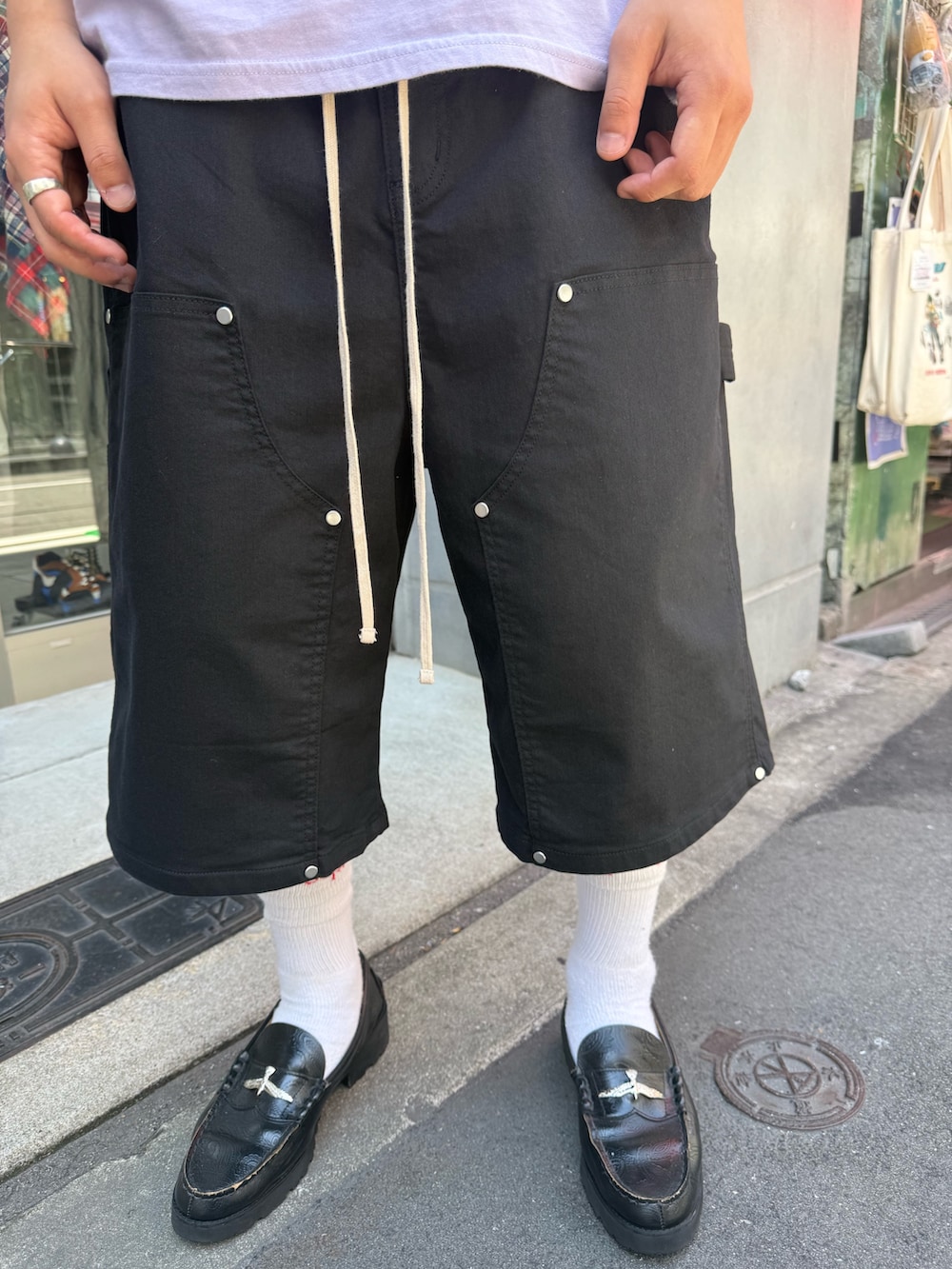 パープル系のTシャツ/カットソー、ブラック系のその他パンツ、ブラック系のローファーを着用したメンズの夏コーディネートの5枚目の写真