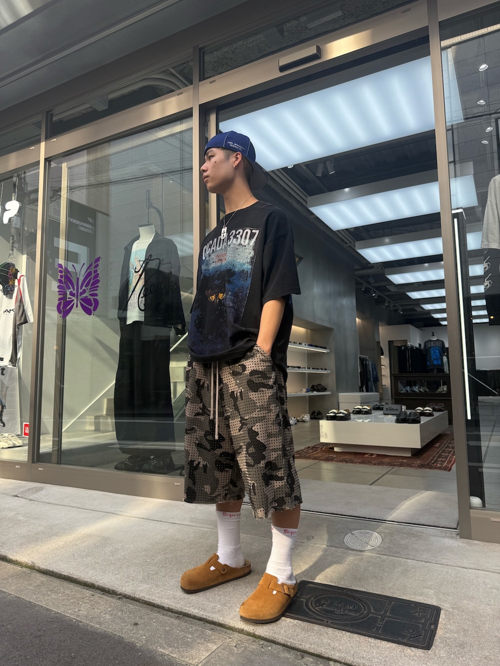 ブラック系のTシャツ/カットソー、その他のその他パンツを着用したメンズの夏コーディネートの6枚目の写真