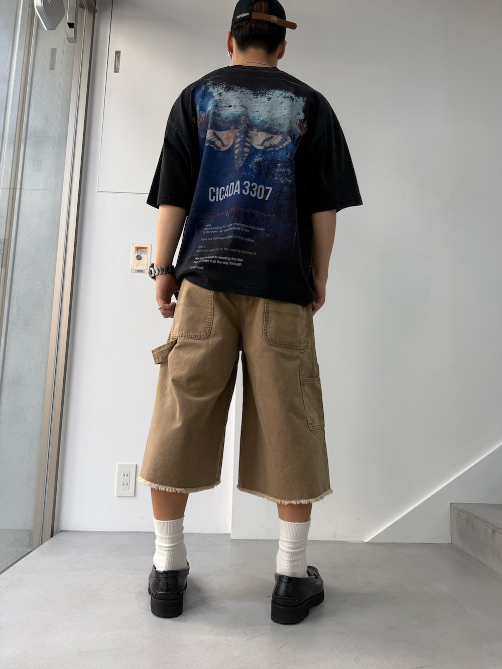 ブラック系のTシャツ/カットソー、ベージュ系のその他パンツを着用したメンズの春コーディネートの3枚目の写真