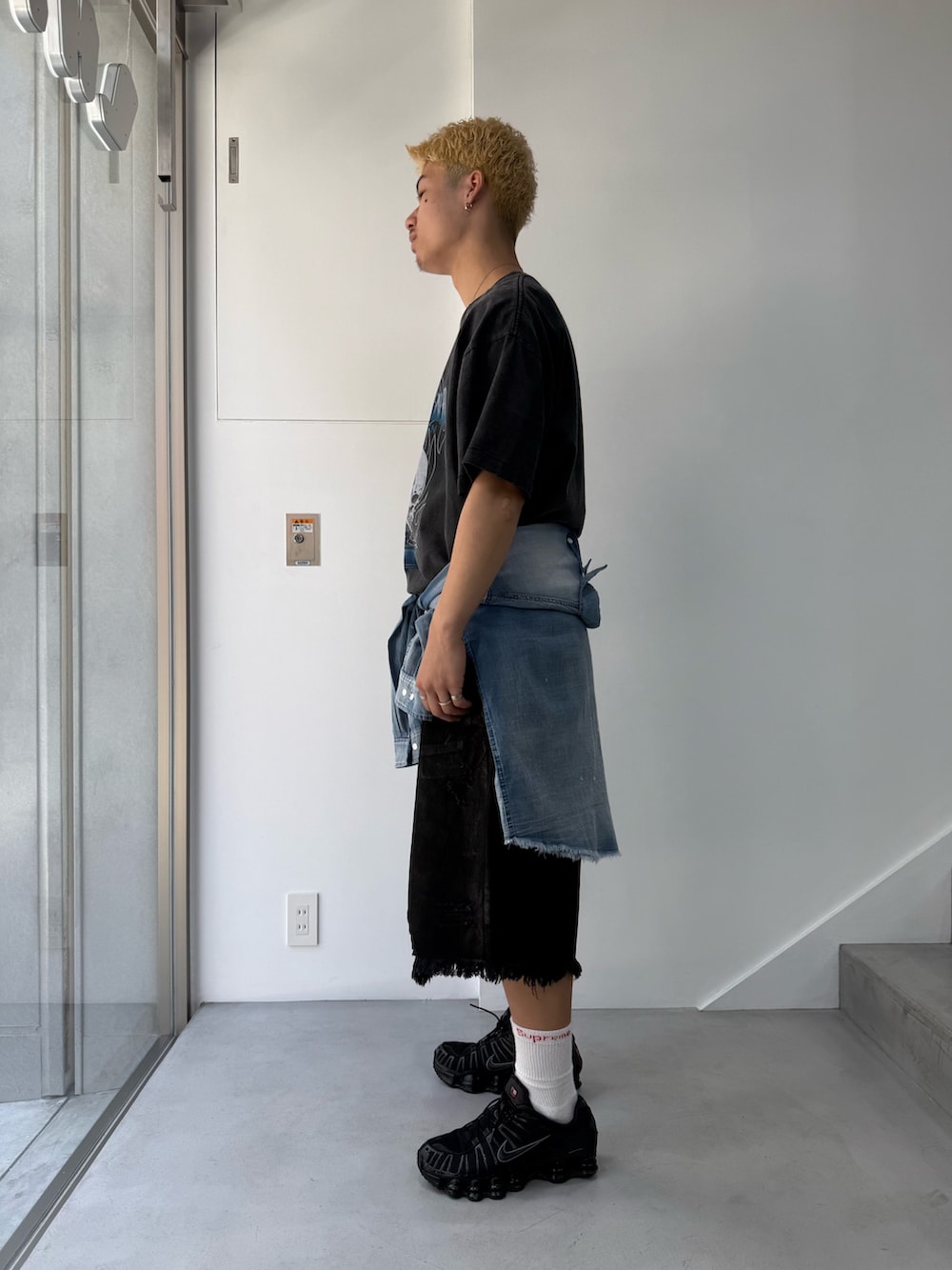 ブラック系のTシャツ/カットソー、ブルー系のシャツ/ブラウス、ブラック系のその他パンツを着用したメンズの夏コーディネートの2枚目の写真