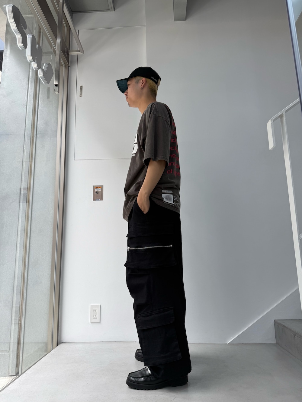 ブラック系のTシャツ/カットソー、ブラック系のカーゴパンツを着用したメンズの夏コーディネートの2枚目の写真