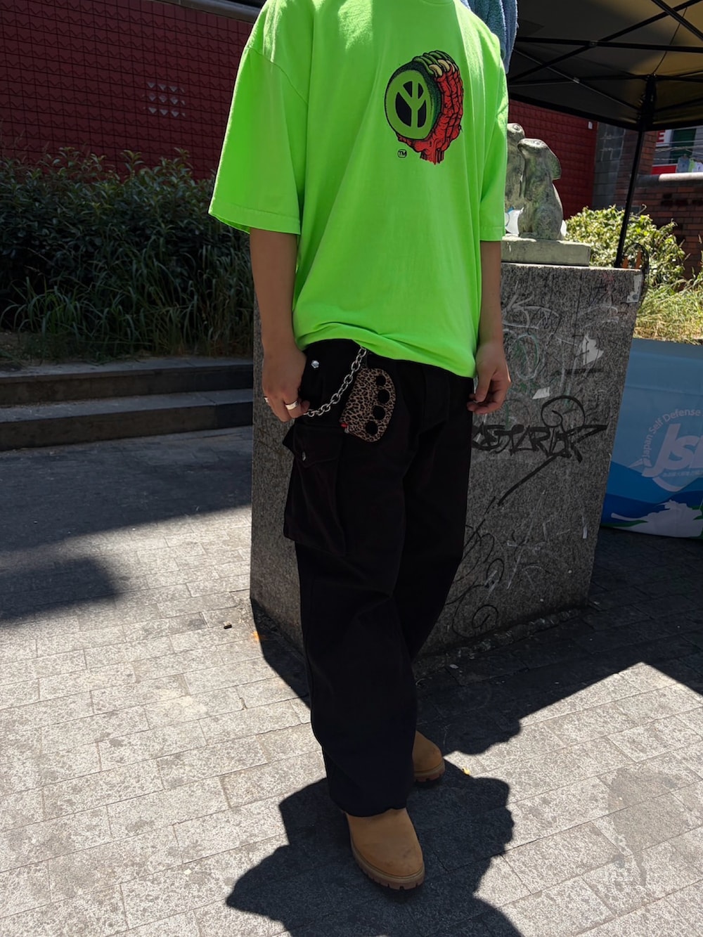 その他のTシャツ/カットソー、ブラック系のパンツ、その他のファッション雑貨を着用したメンズの夏コーディネートの2枚目の写真
