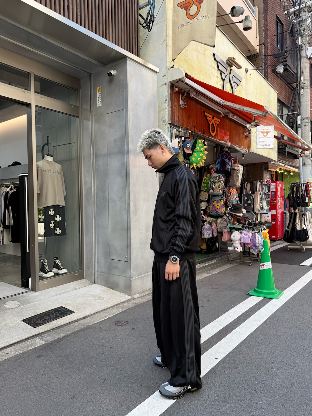 ブラック系のジャケット/アウター、ブラック系のパンツを着用したメンズの秋コーディネートの6枚目の写真