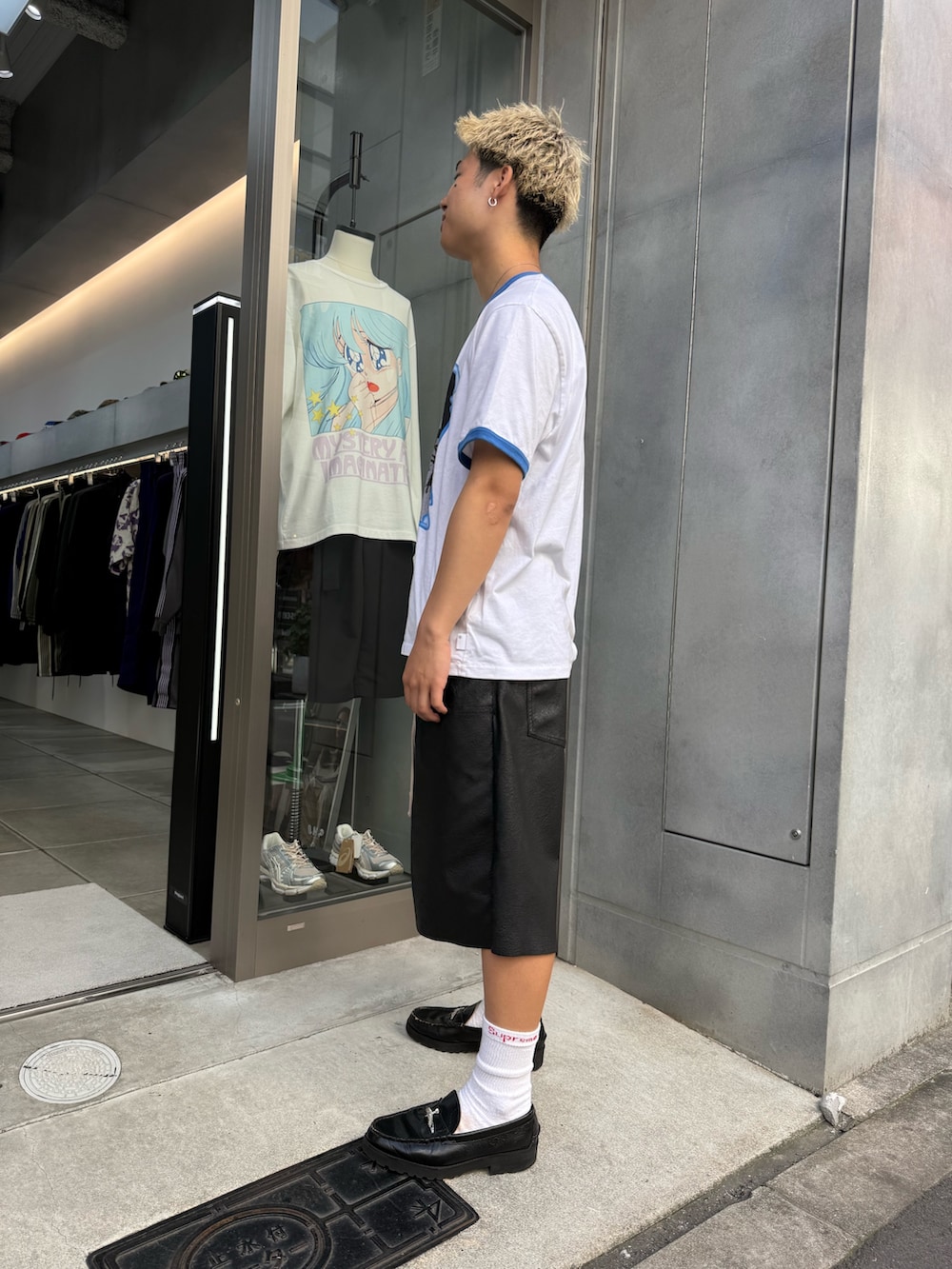 ホワイト系のTシャツ/カットソー、ブラック系のその他パンツ、ブラック系のローファーを着用したメンズの夏コーディネートの2枚目の写真