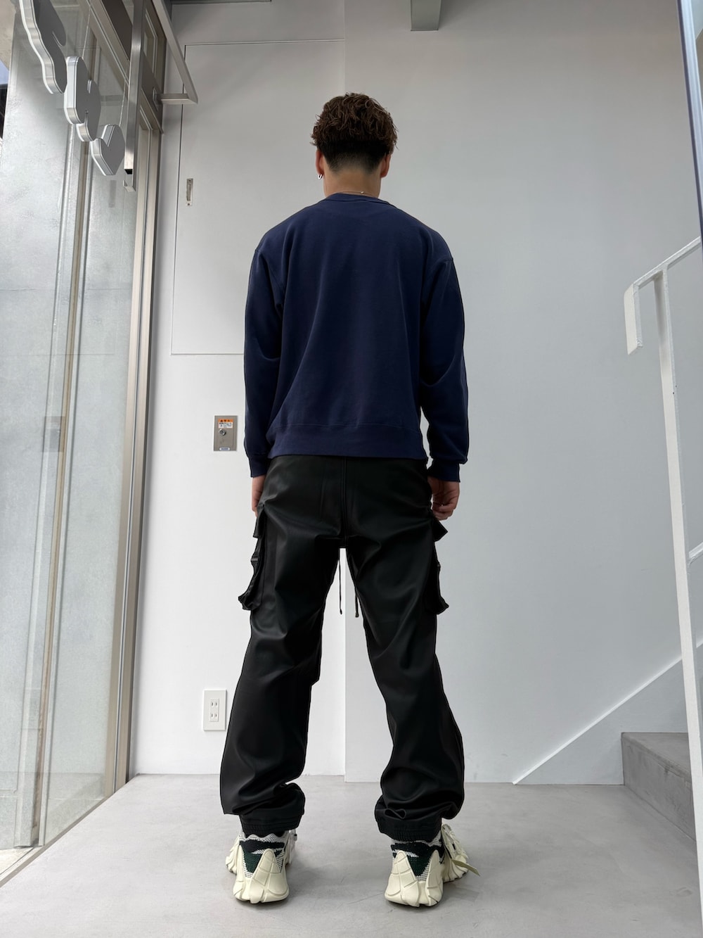 ブラック系のカーゴパンツを着用したメンズの春コーディネートの3枚目の写真