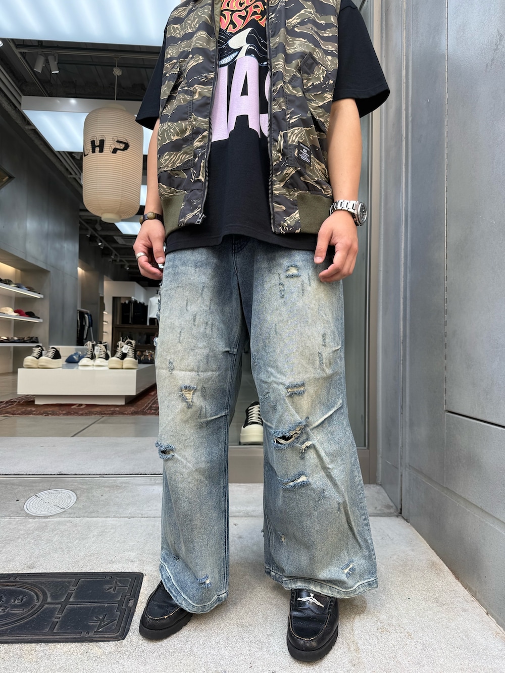 その他のミリタリージャケット、ブラック系のTシャツ/カットソー、ブルー系のデニムパンツを着用したメンズの夏コーディネートの5枚目の写真