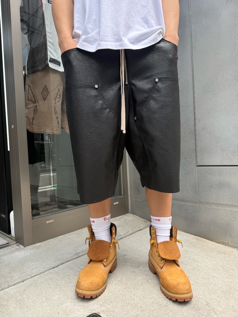 ブラック系のその他パンツ、ホワイト系のTシャツ/カットソーを着用したメンズの夏コーディネートの5枚目の写真