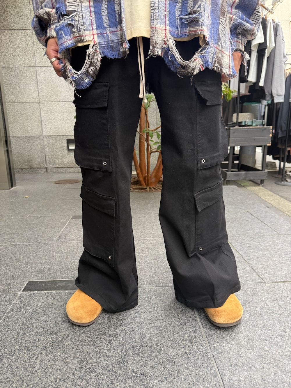 ブルー系のシャツ/ブラウス、ホワイト系のTシャツ/カットソー、ブラック系のカーゴパンツを着用したメンズの秋コーディネートの5枚目の写真