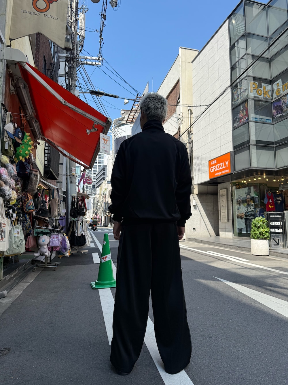 ブラック系のジャケット/アウター、ブラック系のパンツを着用したメンズの秋コーディネートの3枚目の写真