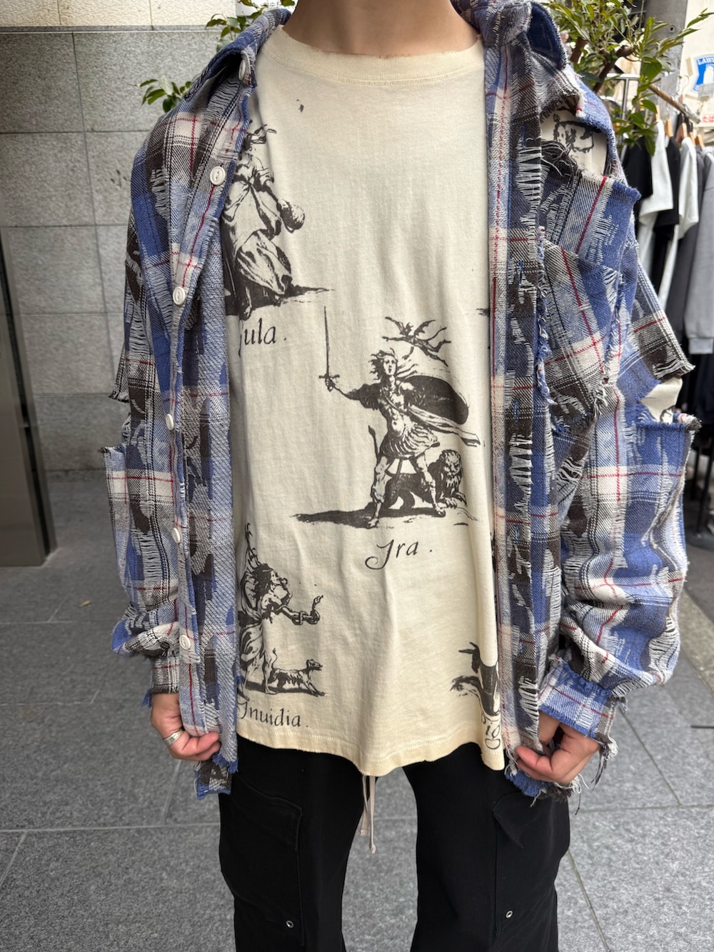 ブルー系のシャツ/ブラウス、ホワイト系のTシャツ/カットソー、ブラック系のカーゴパンツを着用したメンズの秋コーディネートの4枚目の写真