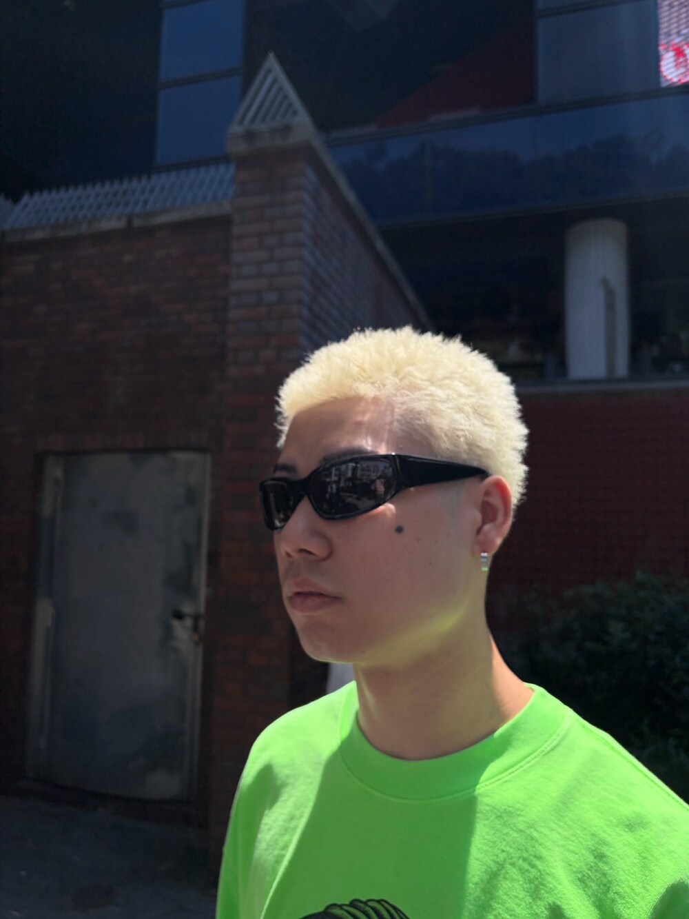 その他のTシャツ/カットソー、ブラック系のパンツ、その他のファッション雑貨を着用したメンズの夏コーディネートの4枚目の写真