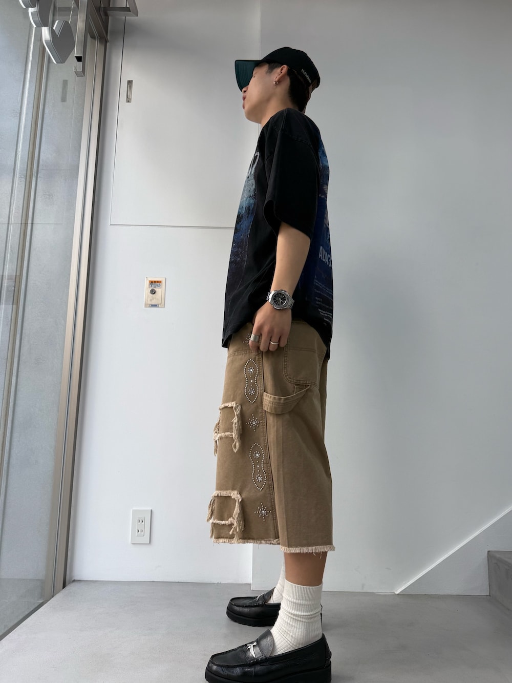 ブラック系のTシャツ/カットソー、ベージュ系のその他パンツを着用したメンズの春コーディネートの2枚目の写真