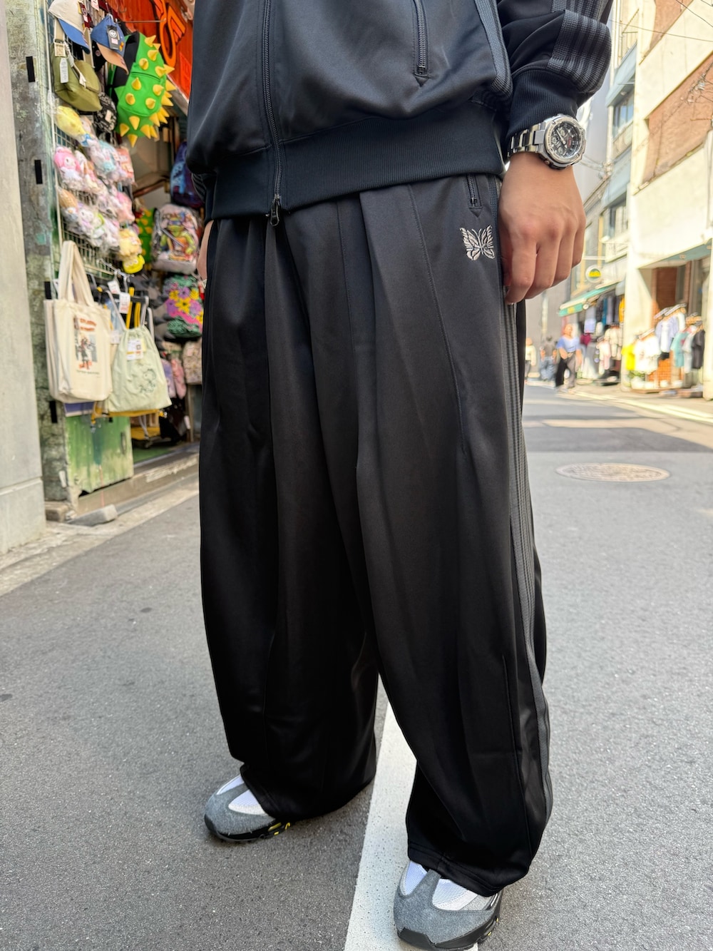 ブラック系のジャケット/アウター、ブラック系のパンツを着用したメンズの秋コーディネートの5枚目の写真